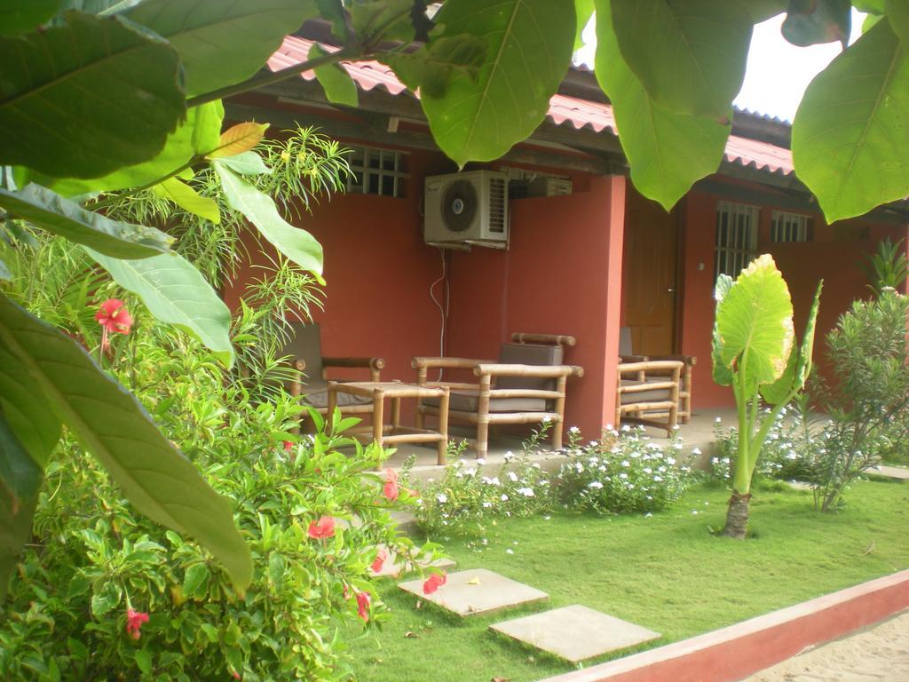 Hotel Robinson Plage Lomé Esterno foto