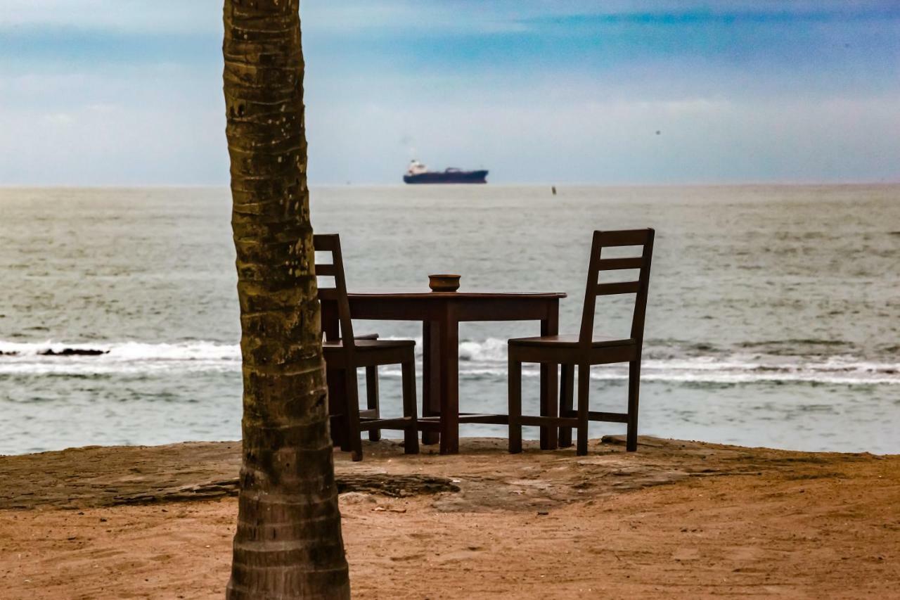 Hotel Robinson Plage Lomé Esterno foto